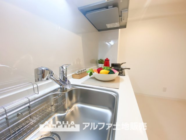 ライオンズプラザ聖蹟桜ヶ丘のキッチン|【Water cleaner】
◆浄水器◆蛇口から流れ出すお水はクリーンでいつも楽しめます。また浄水器内臓シャワー混合栓なので場所取らずのスッキリとしたスタイルです。