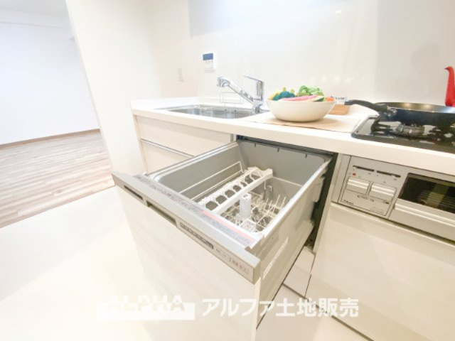 ライオンズプラザ聖蹟桜ヶ丘のキッチン|【Food washing machine】
◆食洗機◆家事の時間を短縮し、お子様との大切な時間をもっと楽しく。手荒れも防げて節水効果も高い、忙しい毎日に嬉しい人気の設備です。