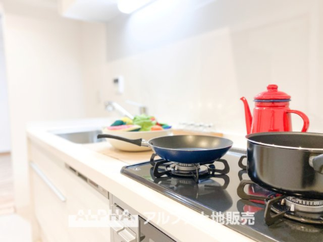 ライオンズプラザ聖蹟桜ヶ丘のキッチン|【Gas range】
◆ガスレンジ◆丈夫で汚れにくく、お料理の後もさっと拭くだけで清潔。毎日の家事をラクにし、ご家族の笑顔を支える嬉しい設備です。