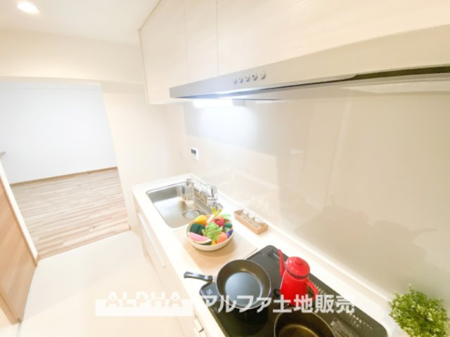 ライオンズプラザ聖蹟桜ヶ丘のキッチン|【Low-Profile Range Hood】
◆スリムレンジフード◆静かに心地よく空気を整えるリファインド設計。油汚れも付きにくく、お手入れも簡単。清潔で美しいキッチン空間を保ちます。