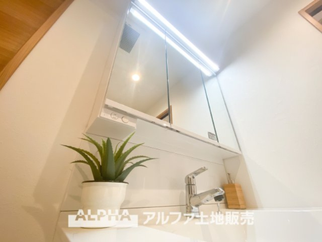 ライオンズプラザ聖蹟桜ヶ丘の独立洗面台|【Vanity with Three Mirrors】
◆三面鏡洗面化粧台◆身支度で使う歯ブラシや化粧品などの小物も鏡裏にすっきり収納。生活感を抑えて朝のひとときも快適に過ごせスタイリッシュな空間に。