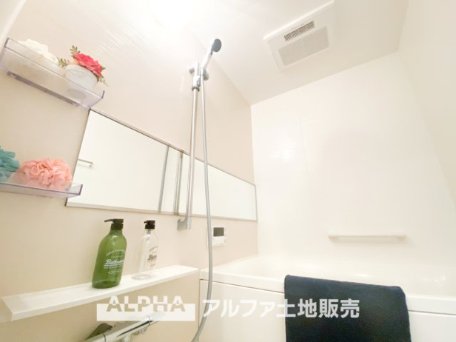 ライオンズプラザ聖蹟桜ヶ丘の浴室|【Bathroom】
◆浴室換気乾燥機付きUB◆雨に日でも洗濯物が乾かせ、同時に室内を乾燥させる為、カビ、汚れの発生を抑えます。暖房機機能があり冬場は入浴前に暖め可能でとても重宝します。