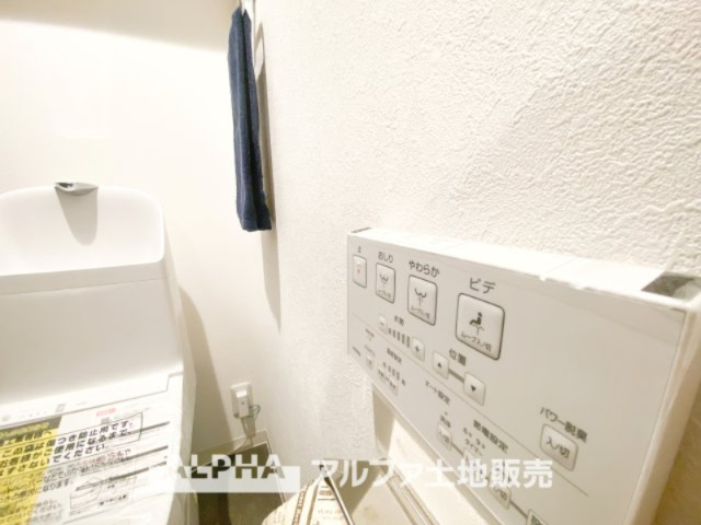 ライオンズプラザ聖蹟桜ヶ丘のトイレ|【Warm water flush toilet】
◆温水洗浄便座付きトイレ◆お掃除も楽々。快適に過ごすためには今や欠かせない設備の一つです。壁掛けリモコンで使いやすくいつでも清潔に保てます。