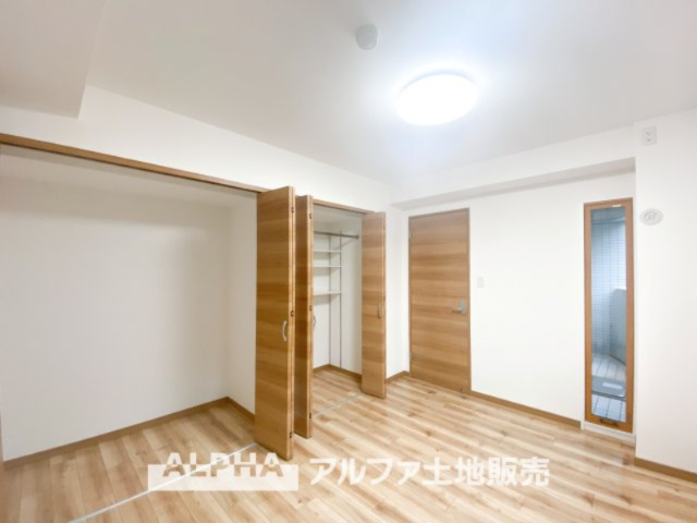 ライオンズプラザ聖蹟桜ヶ丘の洋室|【closet】
◆クロゼット◆各居室のクロゼットは大好きな服、大事なバッグやアクセサリー、そして大切な思い出の品々。そんなものを傍らにそっと置いておきたい場所です。