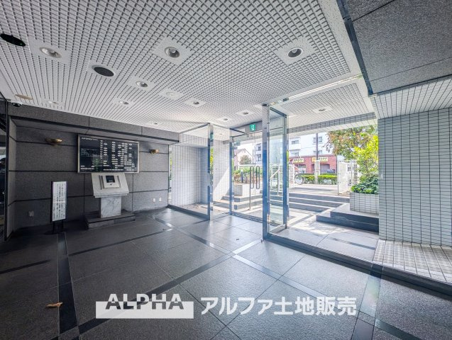 ライオンズプラザ聖蹟桜ヶ丘のエントランス|【Entrance】
◆エントランス◆管理の行き届いた綺麗なエントランスは、扉を開けると温もりと幸せと楽しさいっぱいの我が家に帰ってきたんだなと落ち着く瞬間。