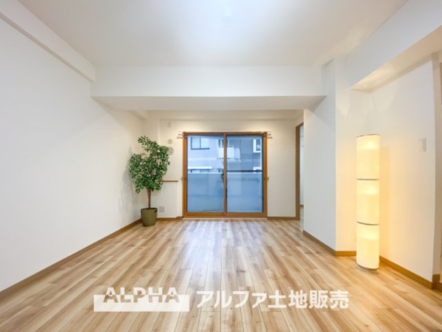 ライオンズプラザ聖蹟桜ヶ丘の居間・リビング|【Comfortable living】
◆居心地のいい暮らし◆には欠かせない眩い採光。ゆったりとした幅の窓からこの空間に降り注ぐ採光が絶えない。明るいリビングこそ居心地のいい暮らしが待っていると思う