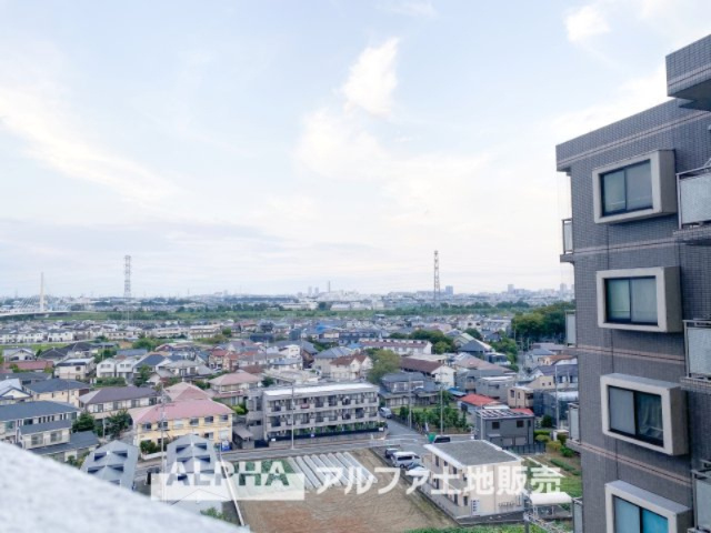 ライオンズプラザ聖蹟桜ヶ丘の展望|【outward appearance】
◆バルコニー◆家から望む空はブルースカイ。隔てるものは何もなく、そこにあるのは青い空と白い雲の景色がこの街の彩りを演出している。