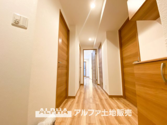 ライオンズプラザ聖蹟桜ヶ丘の玄関|【Entrance】
◆玄関◆大きなシューズクロークはお気に入りの1足をしまう大切な場所。ダウンライトにまばゆく照らされた大きく開放的なエントランス。