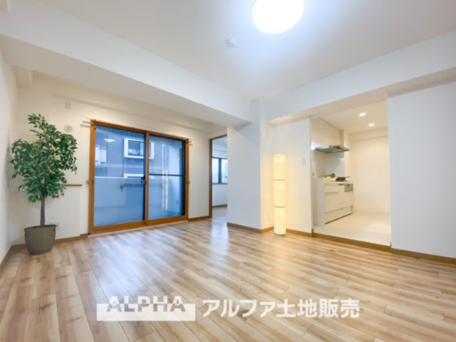 ライオンズプラザ聖蹟桜ヶ丘の居間・リビング|【Living room】
◆時を忘れる場所◆ここにはみんなが集い、食事と楽しい会話が始まる。話に夢中になりすぎて、ついつい時を忘れ夜半過ぎになってしまう。そんな束の間の幸せを感じさせてくれる場所。