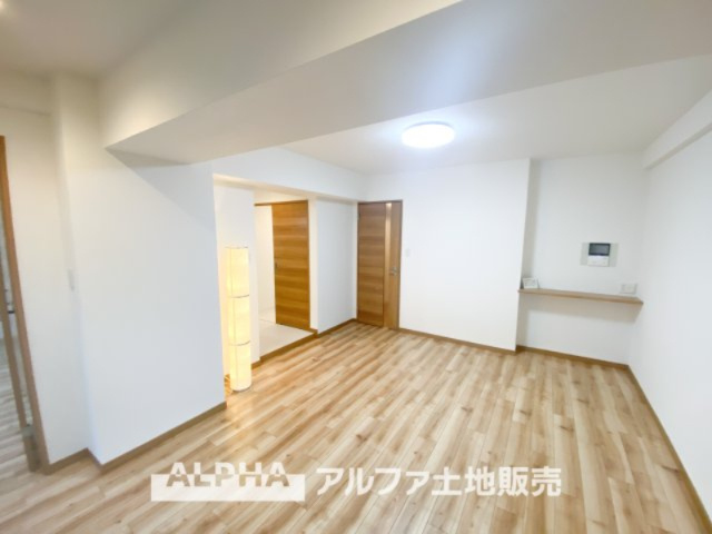 ライオンズプラザ聖蹟桜ヶ丘の居間・リビング|【Voice】
◆声◆通学から帰宅しここを通過する子供達。だからこそ、そこからさり気ない「おはよう」と「おかえり」がこだまする『愛おしい風景』