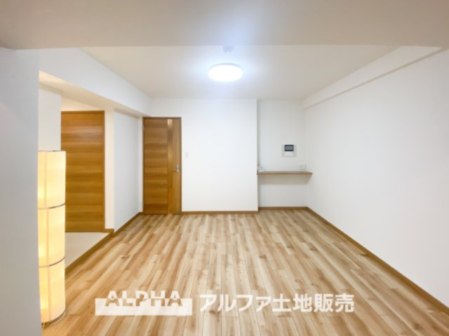 ライオンズプラザ聖蹟桜ヶ丘の居間・リビング|【Gentle ray】
◆優しい光線◆天然の採光がナチュラルオークのフローリングを優しく照らし都会の喧騒から逃れ、疲れたきった私の体をやさしく包みこみ、静寂の世界に誘ってくれる。