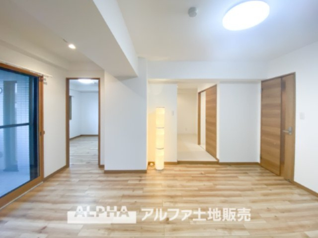 ライオンズプラザ聖蹟桜ヶ丘の居間・リビング|【The scenic scenery】
◆シーン◆風光明媚な空間で暮らす場所。そこには素敵な優しい家族がいて、そこでは何げない会話と食事が繰り返される。それがいちばんの幸せなのかもしれない。