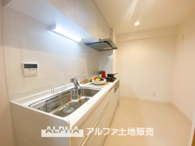 ライオンズプラザ聖蹟桜ヶ丘のキッチン|【Kitchen】
◆キッチン◆美しく使いやすいキッチンは油汚れが簡単に拭き取れる素材で加工されており、浄水器シャワーから流す水の音を軽減する静かなシンクを採用。見えないところにさり気ない配慮が嬉しい
