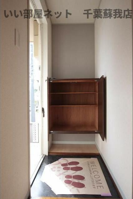 メゾンフローラおゆみ野の玄関|明るい玄関です