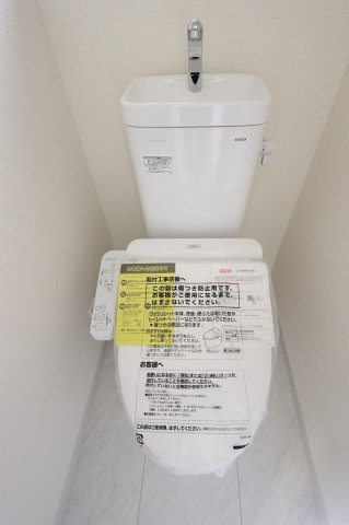 三郷市　鷹野4丁目　新築戸建　全6棟の内観：施工例|トイレ　同形状・同仕様写真