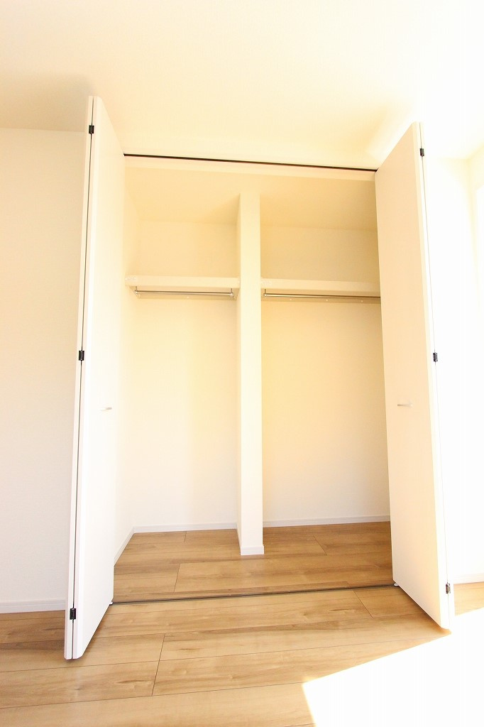 三郷市　鷹野4丁目　新築戸建　全6棟の内観：施工例|クローゼット　同形状・同仕様写真