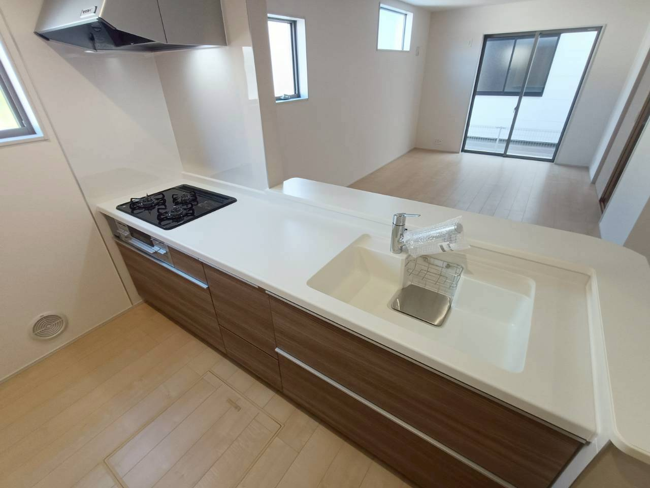 三郷市　鷹野4丁目　新築戸建　全6棟のキッチン|全体を見渡せるカウンターキッチン。白を基調とした清潔感のある色味です