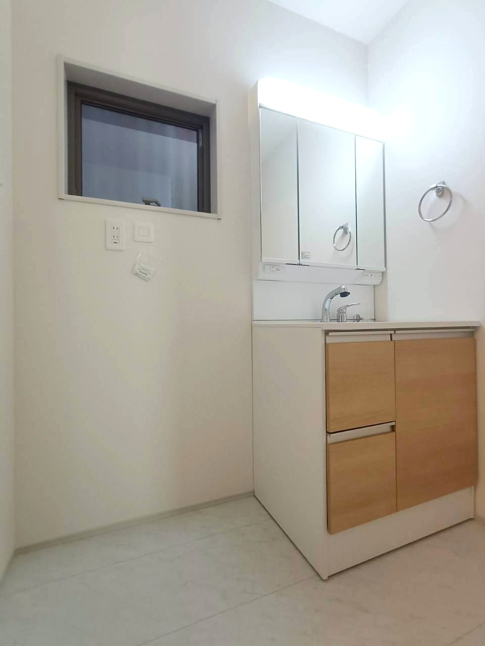 三郷市　鷹野4丁目　新築戸建　全6棟の洗面所|収納力と機能性を兼ね備えた洗面化粧台です