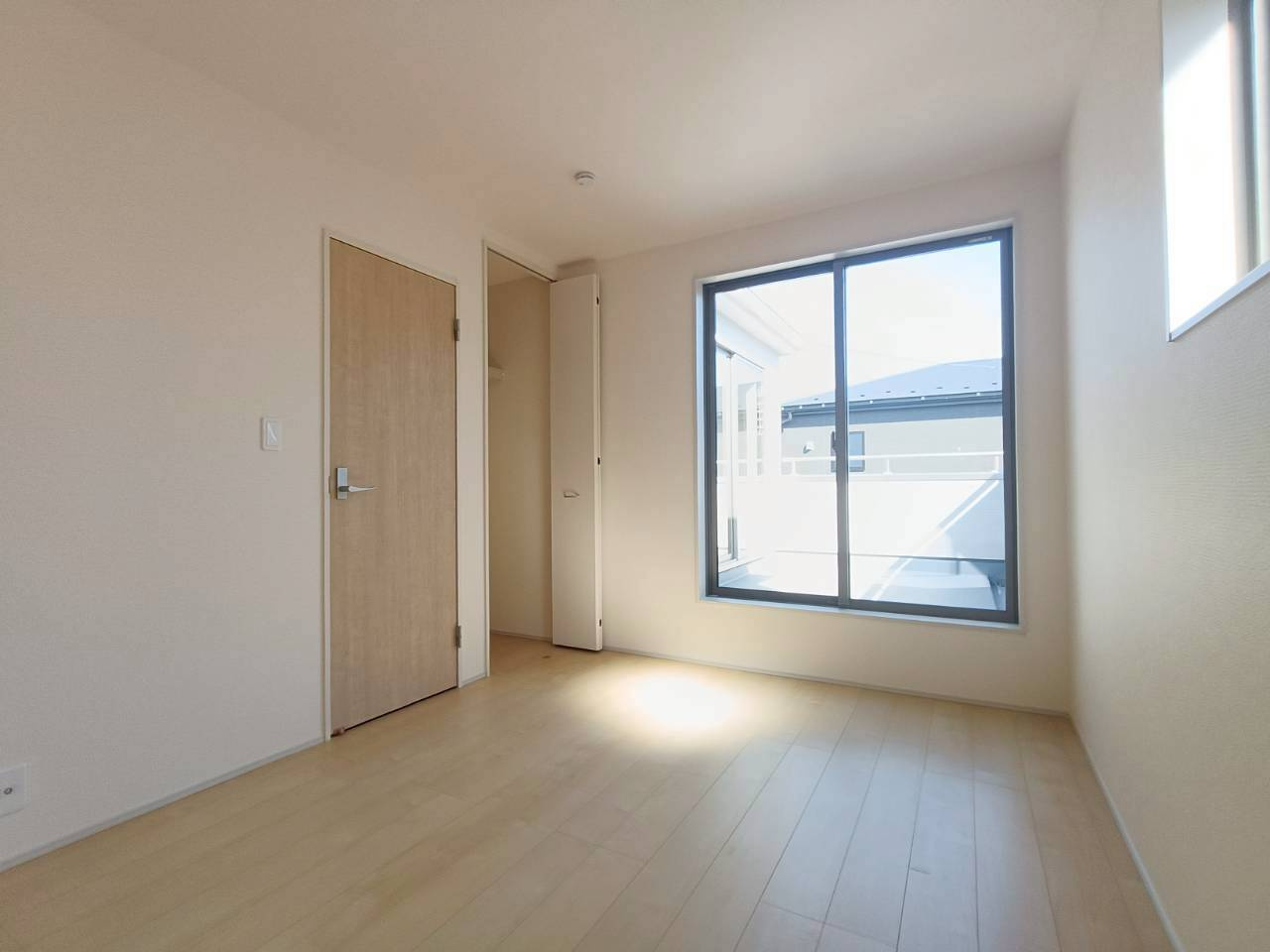 三郷市　鷹野4丁目　新築戸建　全6棟の洋室|明るく開放的な空間を演出しております