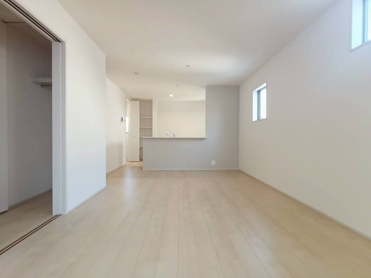 三郷市　鷹野4丁目　新築戸建　全6棟の居間・リビング|柔らかな色合いのフローリングと清潔感の溢れるクロスが明るい空間を創り出しているリビングダイニング