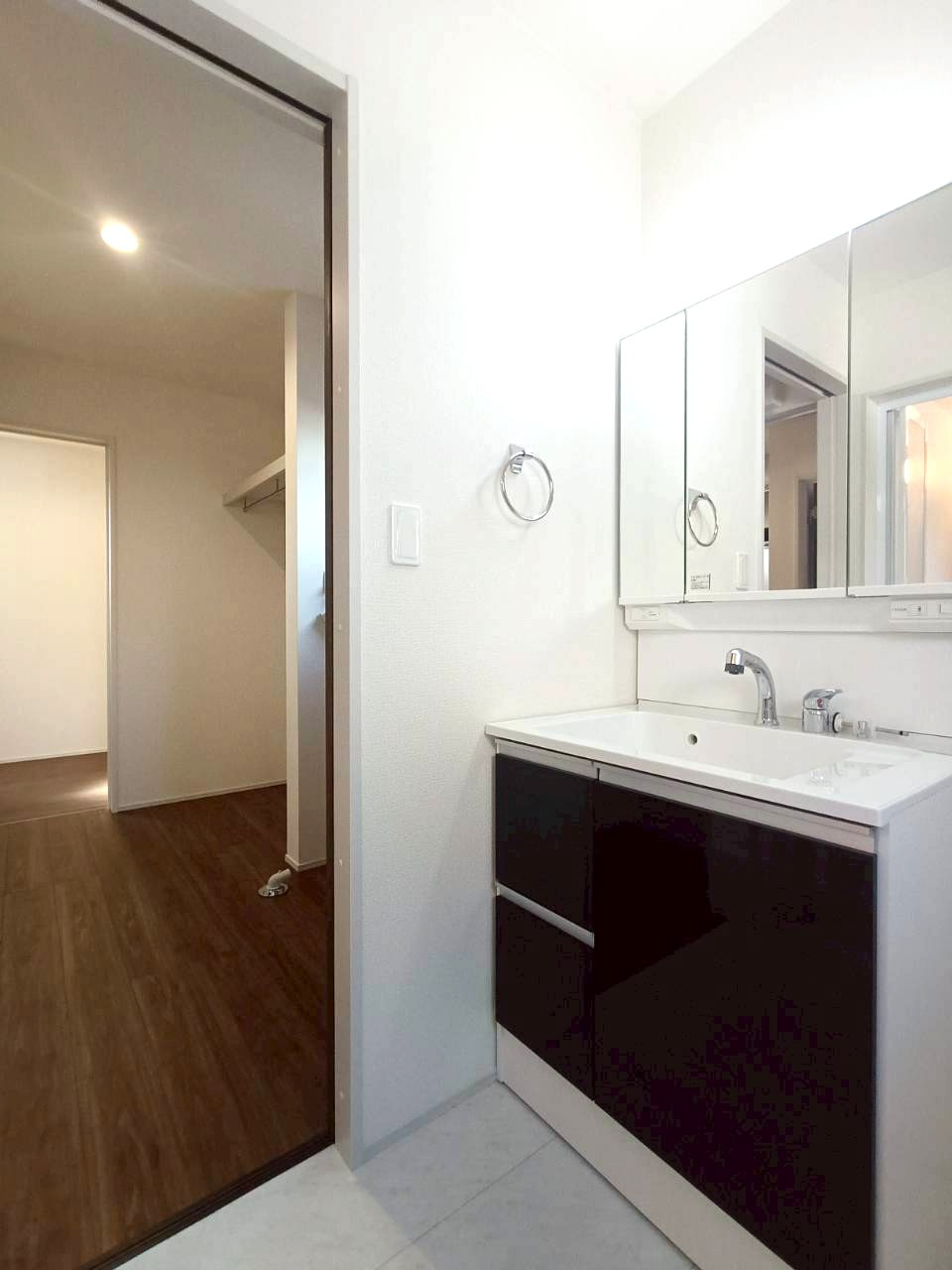 三郷市　鷹野4丁目　新築戸建　全6棟の洗面所|十分な大きさの洗面台は、朝の慌ただしい時間でも余裕とゆとりを感じて頂けます