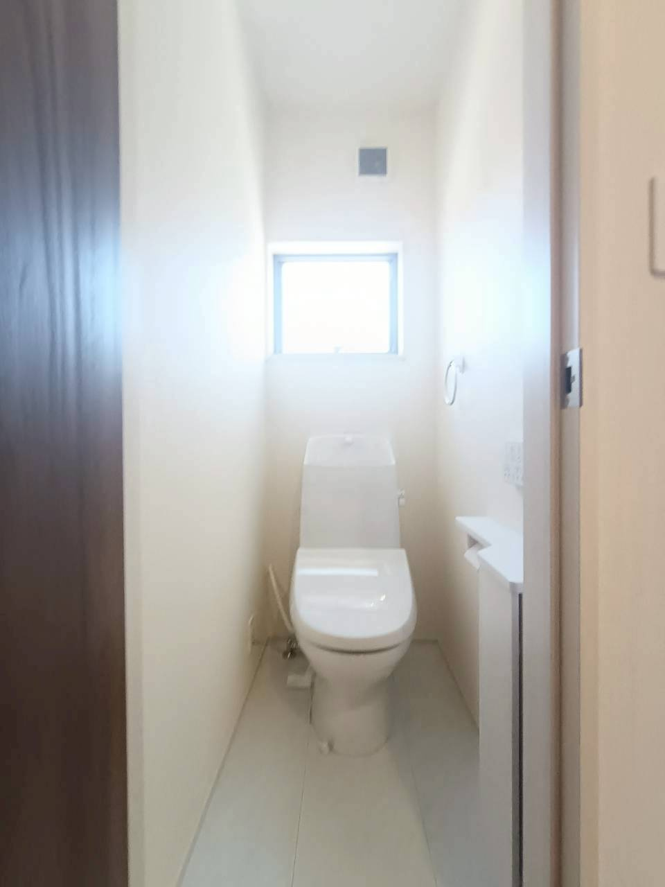 三郷市　鷹野4丁目　新築戸建　全6棟のトイレ|小窓をつけて明るさをプラス！温水洗浄便座付きです