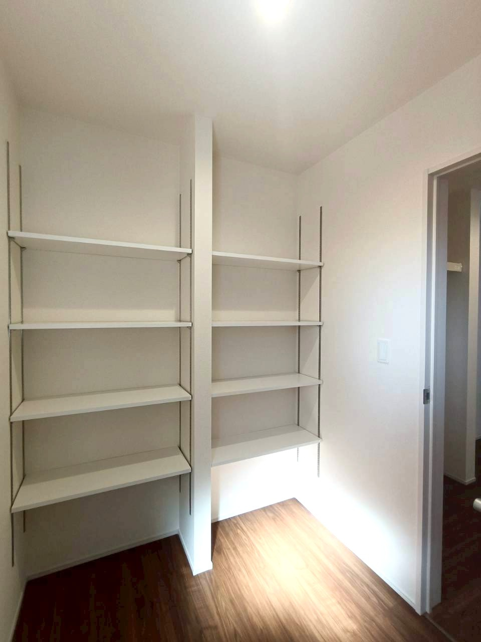 三郷市　鷹野4丁目　新築戸建　全6棟の収納|キッチン裏のパントリー収納
