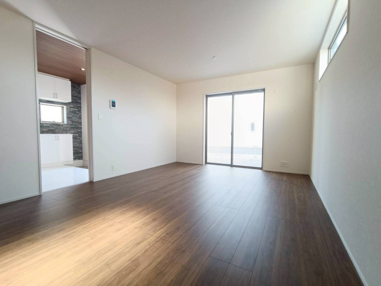 三郷市　鷹野4丁目　新築戸建　全6棟の居間・リビング|溢れる光をたっぷり取り込んだリビングダイニング。