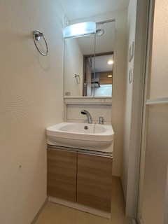 スペーシア江坂広芝町の洗面所|明るい洗面所です