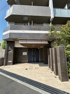 スペーシア江坂広芝町のエントランス|建物の内部です