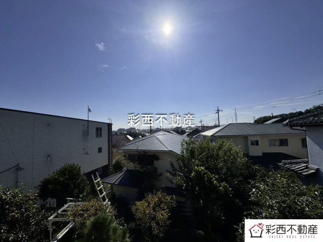 入間市小谷田３丁目中古住宅の展望|喧騒から離れた落ち着いた眺望が魅力。窓から見える景色が心をほぐし家の中にいながらゆったりと過ごせる癒しのロケーションです。
