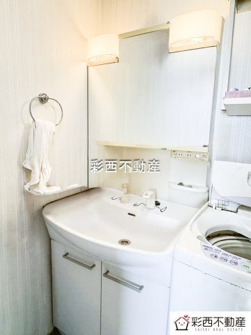 入間市小谷田３丁目中古住宅の独立洗面台|清潔感のある明るい雰囲気の洗面室です。ゆとりある洗面スペースで朝の身支度もスムーズに。
