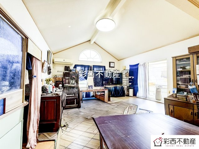 入間市小谷田３丁目中古住宅の居間・リビング|家族が自然と集まる心地よいリビングダイニング。ゆったりとした空間設計が、日常の何気ないひとときを豊かに演出します。光と風が心地よく通り抜け、時間の流れまでやさしく感じられます。