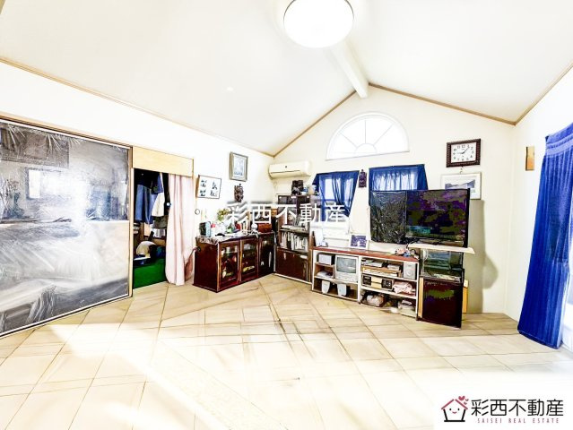 入間市小谷田３丁目中古住宅の居間・リビング|落ち着いた雰囲気の中にも明るさが感じられるリビングダイニング。空間にリズムを生む配置計画で、家族の距離がほどよく保たれます。オン・オフの切り替えがしやすく、日々の暮らしを心地よく整えてくれる設計です
