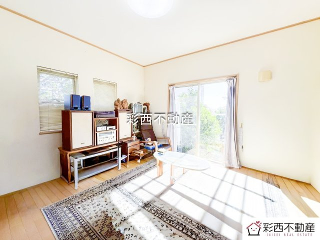 入間市小谷田３丁目中古住宅の洋室|光が心地よく入り、明るい印象の洋室。日中の過ごしやすさはもちろん、夜には落ち着いた雰囲気で一日の疲れを癒やしてくれます。多用途に活かせる空間です。
