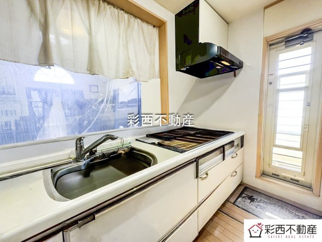 入間市小谷田３丁目中古住宅のキッチン|対面キッチン仕様になりお料理をしながらご家族との会話も楽しめます！また、小さなお子様の居るご家庭はお子様の様子を見ながら家事ができるので安心です！
