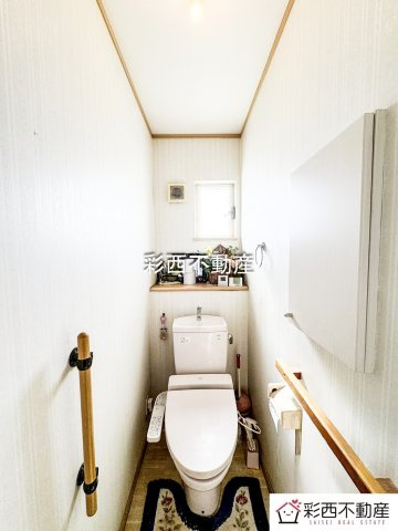 入間市小谷田３丁目中古住宅のトイレ|トイレは温水洗浄機能搭載なので、清潔に気持ち良くお使いいただけます！トイレットペーパーの節約にもなります！暖房便座で寒い日もあたたかです♪
