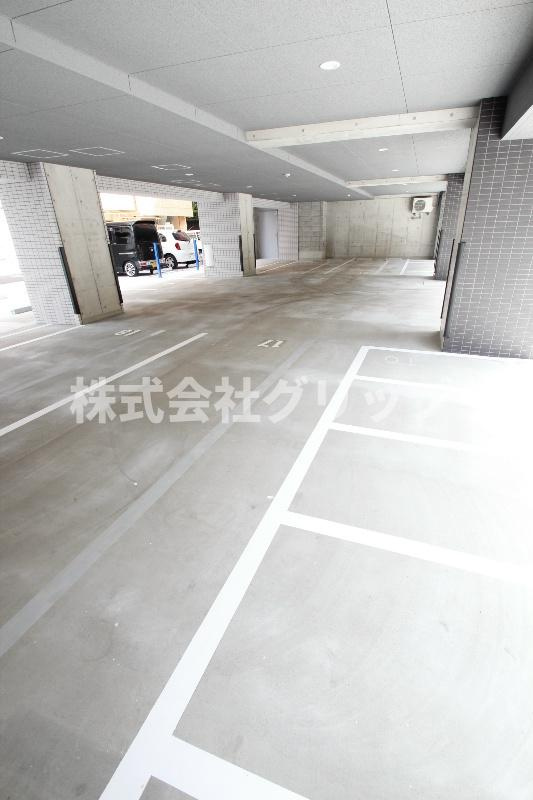 スパシエソリデ横浜鶴見の駐車場