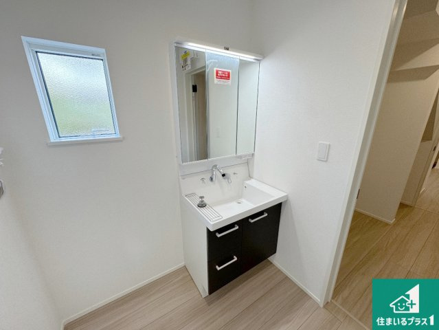 神戸市北区星和台　第24-1期　新築一戸建ての独立洗面台|清潔感のある洗面台です。フラットな鏡は掃除がしやすく毎日清潔！鏡裏には収納があるのでスッキリとした洗面台が保てます。