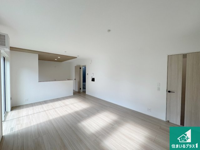 神戸市北区星和台　第24-1期　新築一戸建ての居間・リビング|日当たり良好の明るいリビングで朝の目覚めもスッキリできそう！対面キッチンでご家族のコミュニケーションも自然と増える設計！小さなお子様が遊ぶスペースを作っても広々とくつろげるLDK！