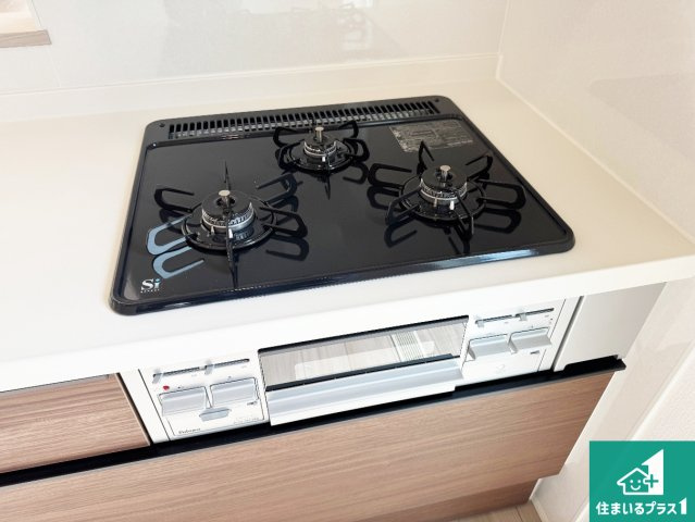 神戸市北区星和台　第24-1期　新築一戸建ての設備|ダブル高火力Ｓｉセンサー付きコンロ！３口あるので、まとめて料理をする時も大活躍！