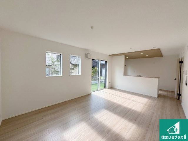 神戸市北区星和台　第24-1期　新築一戸建ての居間・リビング|日当たり良好の明るいリビングで朝の目覚めもスッキリできそう！対面キッチンでご家族のコミュニケーションも自然と増える設計！小さなお子様が遊ぶスペースを作っても広々とくつろげるLDK！