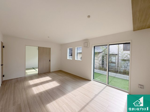 神戸市北区星和台　第24-1期　新築一戸建ての居間・リビング|リビングと統一感があり、使い勝手のいいキッチン。広々としているので、二人並んで作業が出来ちゃいます。お子様と一緒に色々なお料理に挑戦できるスペースがあります。