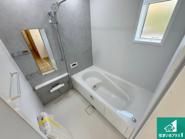 神戸市北区星和台　第24-1期　新築一戸建ての浴室|足をゆったり伸ばして寛げる浴槽です。窓が設けられていますので差し込む光が明るく穏やかな雰囲気にしてくれます♪浴室乾燥機も設置しているので、雨の日の洗濯物も安心です♪