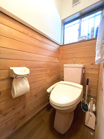 癒しの隠れ家。ウッドデッキ＆大風呂 那須街道近くの中古戸建のトイレ|清潔感のあるトイレです