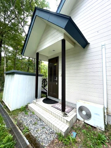 癒しの隠れ家。ウッドデッキ＆大風呂 那須街道近くの中古戸建の玄関|玄関です