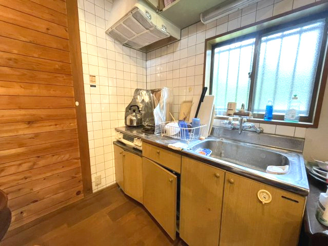 癒しの隠れ家。ウッドデッキ＆大風呂 那須街道近くの中古戸建のキッチン|コンパクトなキッチンで掃除もラクラク