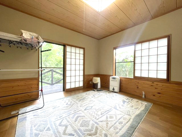 癒しの隠れ家。ウッドデッキ＆大風呂 那須街道近くの中古戸建の洋室|使い勝手のいい洋室です