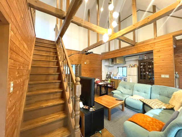 癒しの隠れ家。ウッドデッキ＆大風呂 那須街道近くの中古戸建の居間・リビング|ゆったり過ごせる居間です