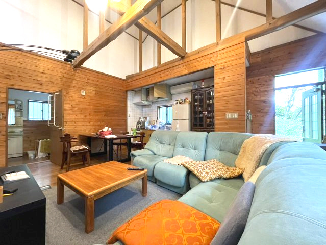 癒しの隠れ家。ウッドデッキ＆大風呂 那須街道近くの中古戸建の居間・リビング